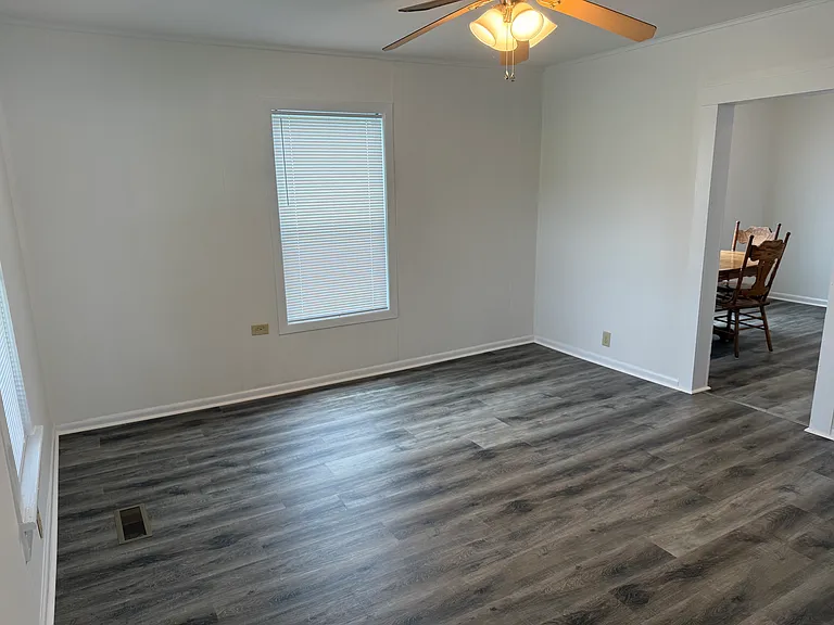 1090 King Edward Ave SE — Photo 19