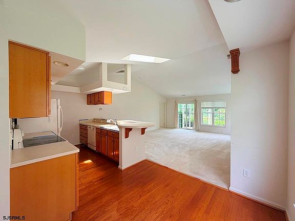 3rd image of 140 Giunta Walk