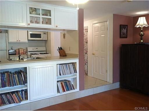 5th image of 13938 Edgewater Dr #111