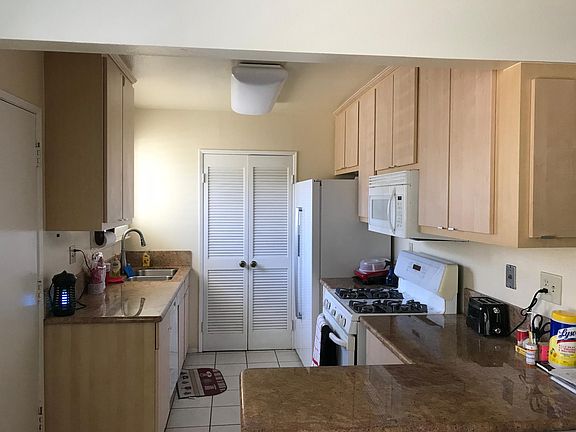 Kitchen w/ pantry