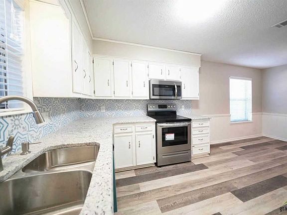5th image of 8318 Oxford Dr