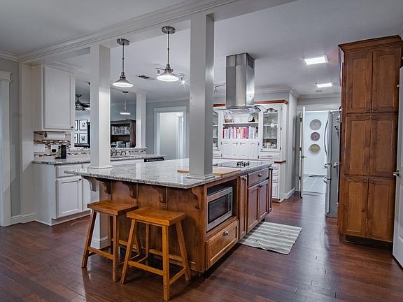 4th image of 10003 Burgundy Ln