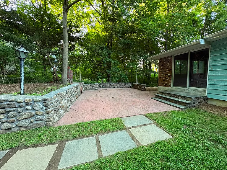 381 Colonial St — Photo 3