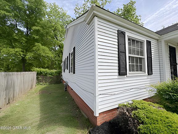 2nd image of 1022 Poplar St