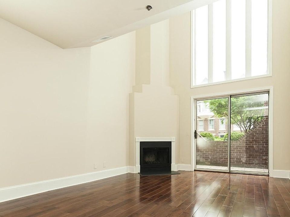1st image of 125 N Lee St APT 209