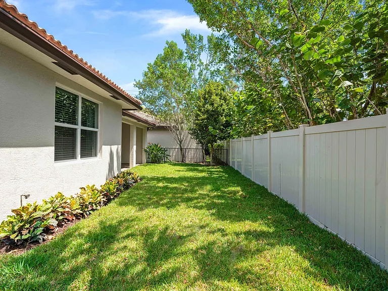 7018 Limestone Cay Rd — Photo 47