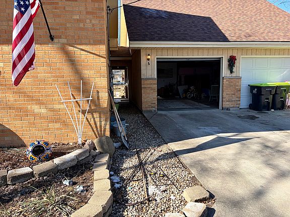 4th image of 210 S East St