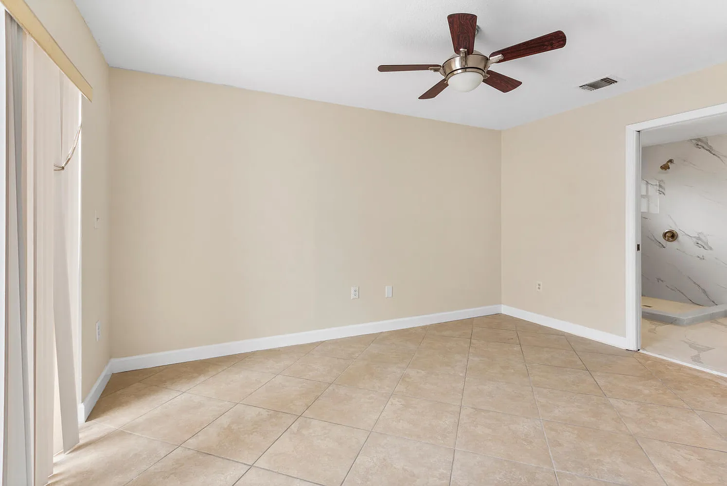 3 bed, 2.0 bath, 1372 sqft, $4,000 — Photo 4