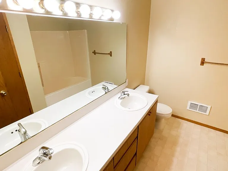 5710-5712 Glenridge Way #5714 — Photo 18