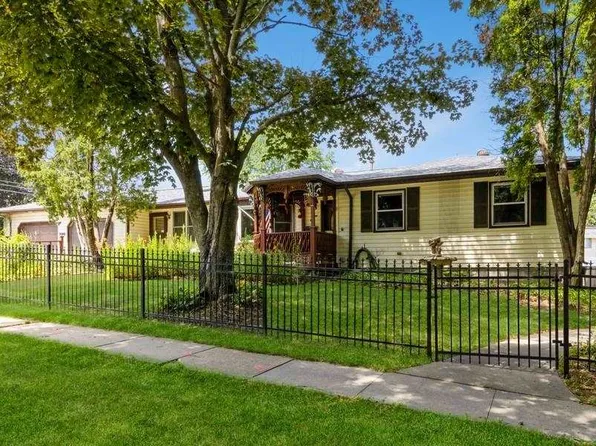 700 Woodside Dr, Iowa City, IA 52246