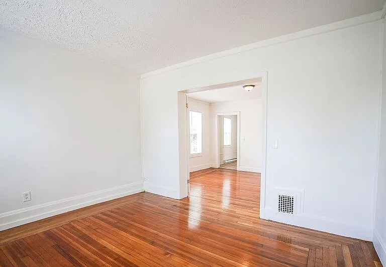 11-13 Newman St #3 — Photo 9