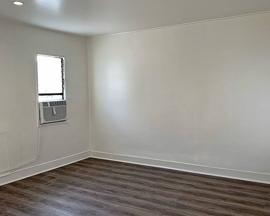 5th image of 1122 N Gardner St