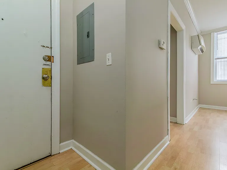 738 w Briar — Photo 13