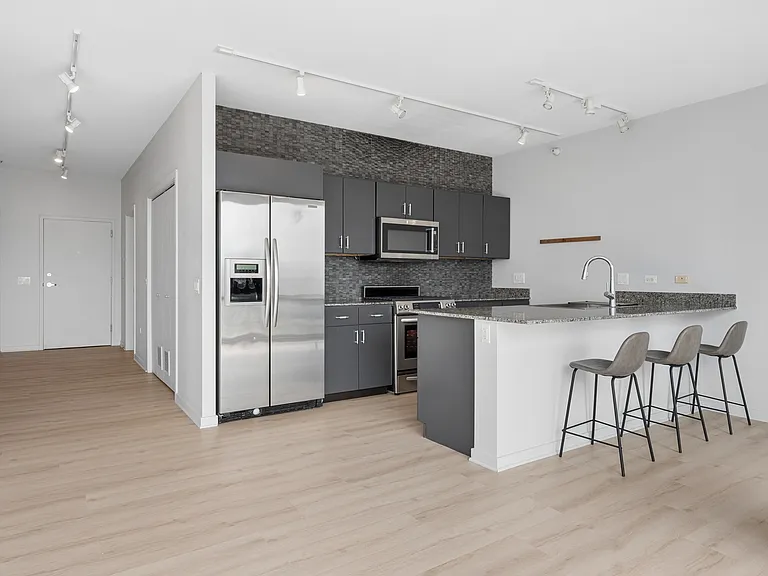 860 W Blackhawk St #1808 — Photo 4