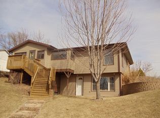 609 Valley View Dr, Oakland, IA 51560