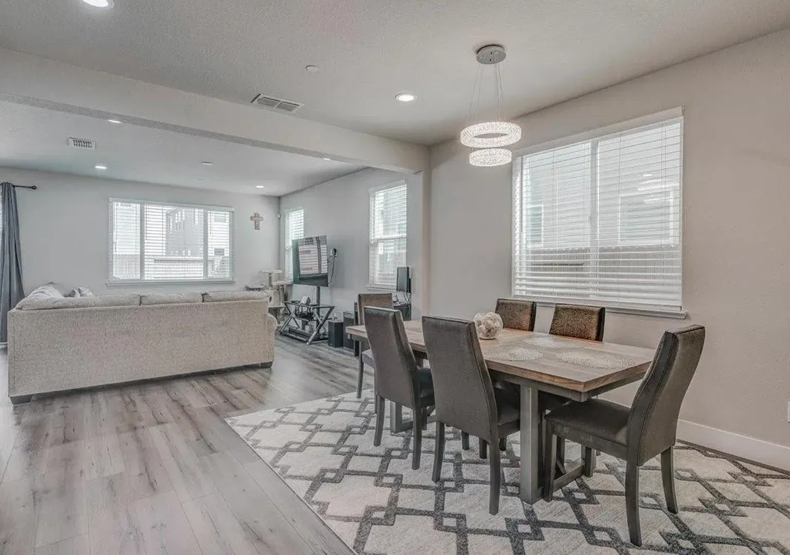 Show Stopper! Natomas HUGE 3/2.5 plus Loft! Reference ad for viewings. — Photo 3