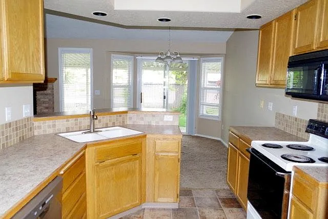 10322 W Jewell St — Photo 7