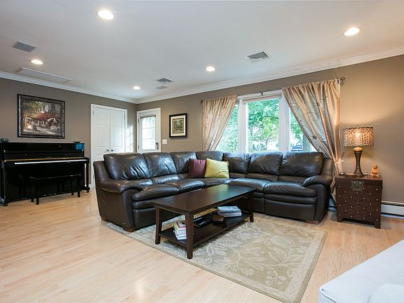 5th image of 35 Canterbury Dr