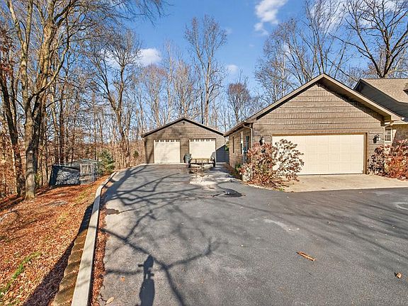 4th image of 165 Eagle Crest Dr