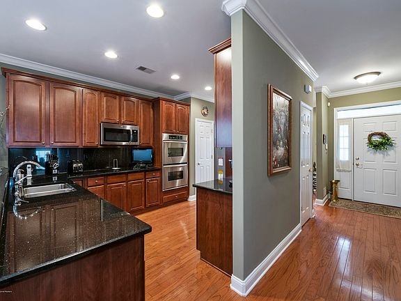 4th image of 17 Spencer Dr