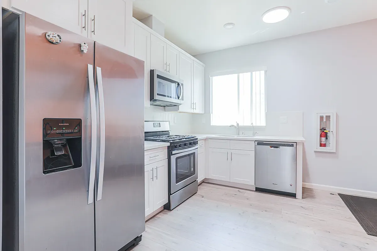 3 bed, 980 sqft, $4,200 — Photo 4