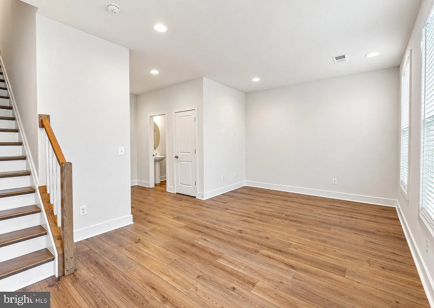 4 bed, 4.0 bath, 2035 sqft, $3,500 — Photo 3