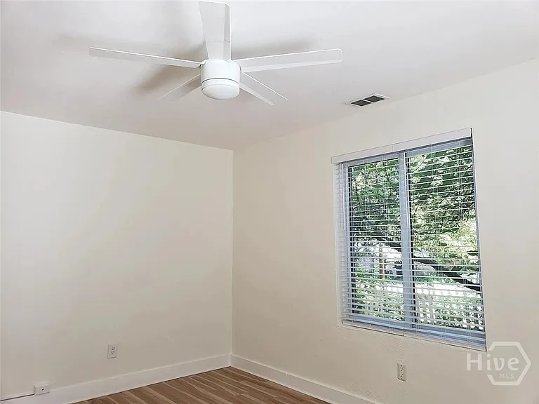 732 E Henry St — Photo 9