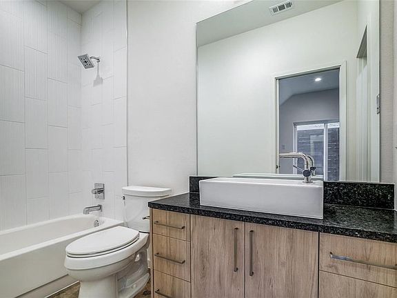 2nd image of 4202 Roseland Ave #103
