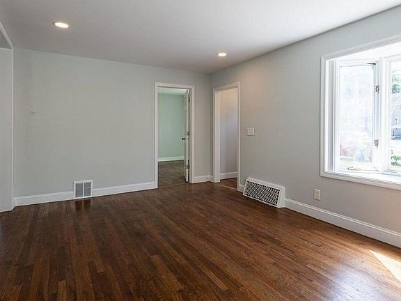 4th image of 546 Burnsford Ave