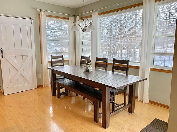 Bright kitchen nook!Barndoor