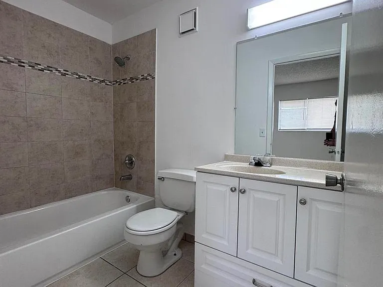 417 Palm Cir E #417 — Photo 8