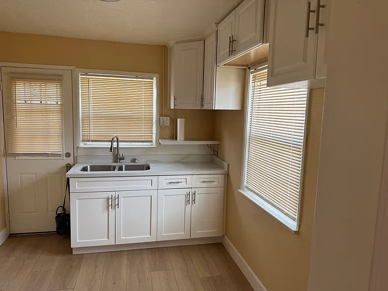 2806 N H St — Photo 15