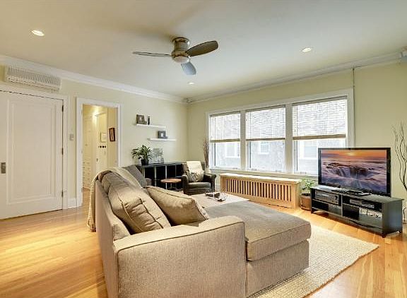 MAIN LIVING AREA LIVES LARGE AND IS NICE AND BRIGHT.