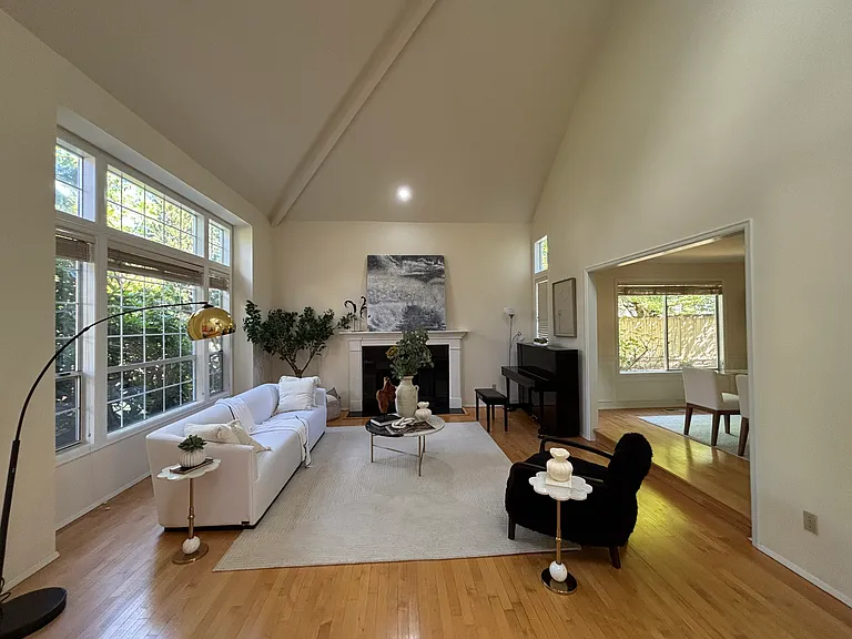 26057 SE 38th St — Photo 4