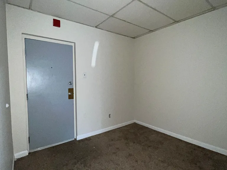 Morris Apartments — Photo 18