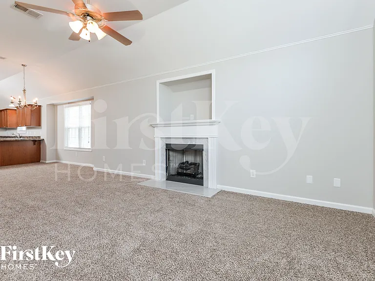 2218 Village Ln — Photo 3