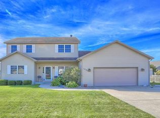 1205 Highland Dr, Mahomet, IL 61853