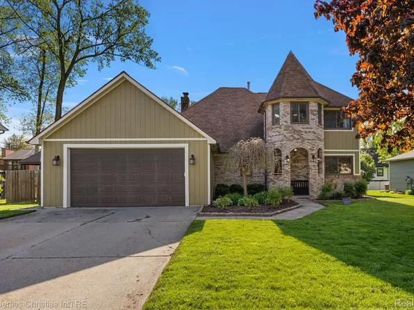 39224 Camp St, Harrison Township, MI 48045