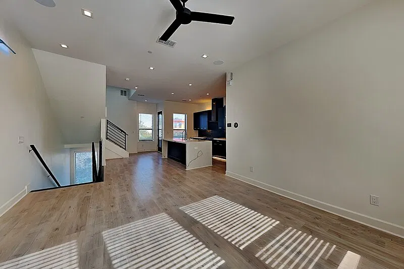 2 bed, 2.5 bath, 2000 sqft, $3,400 — Photo 3