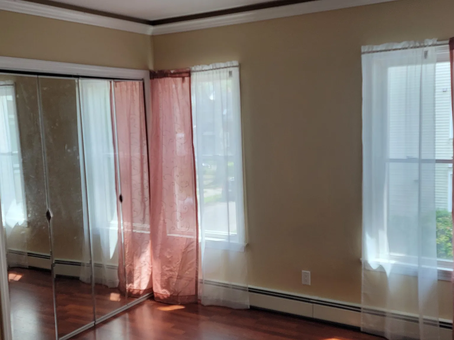 3 bed, 1150 sqft, $2,400 — Photo 3