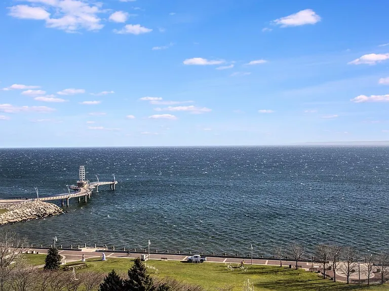 1431 Lakeshore Rd — Photo 9