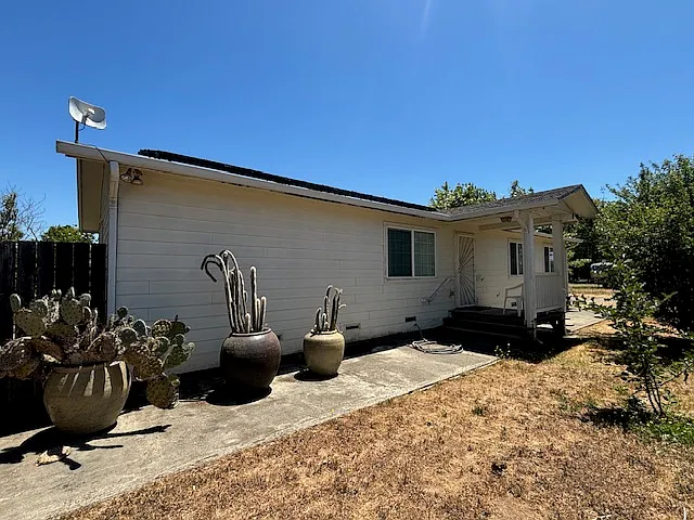 Building Photo - 3960A Llano Rd