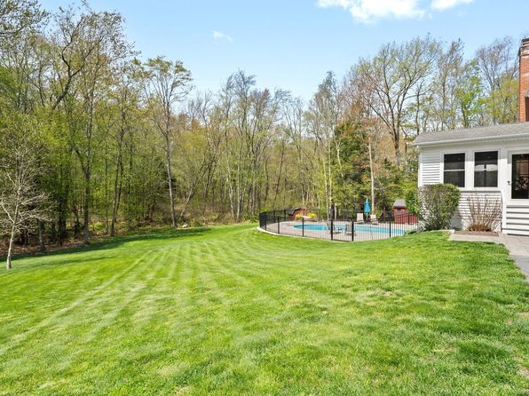 66 Laurelwood Pond Ln, New Hartford, CT 06057