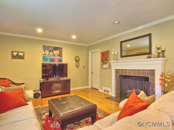 4th image of 1239 Hyman Ave
