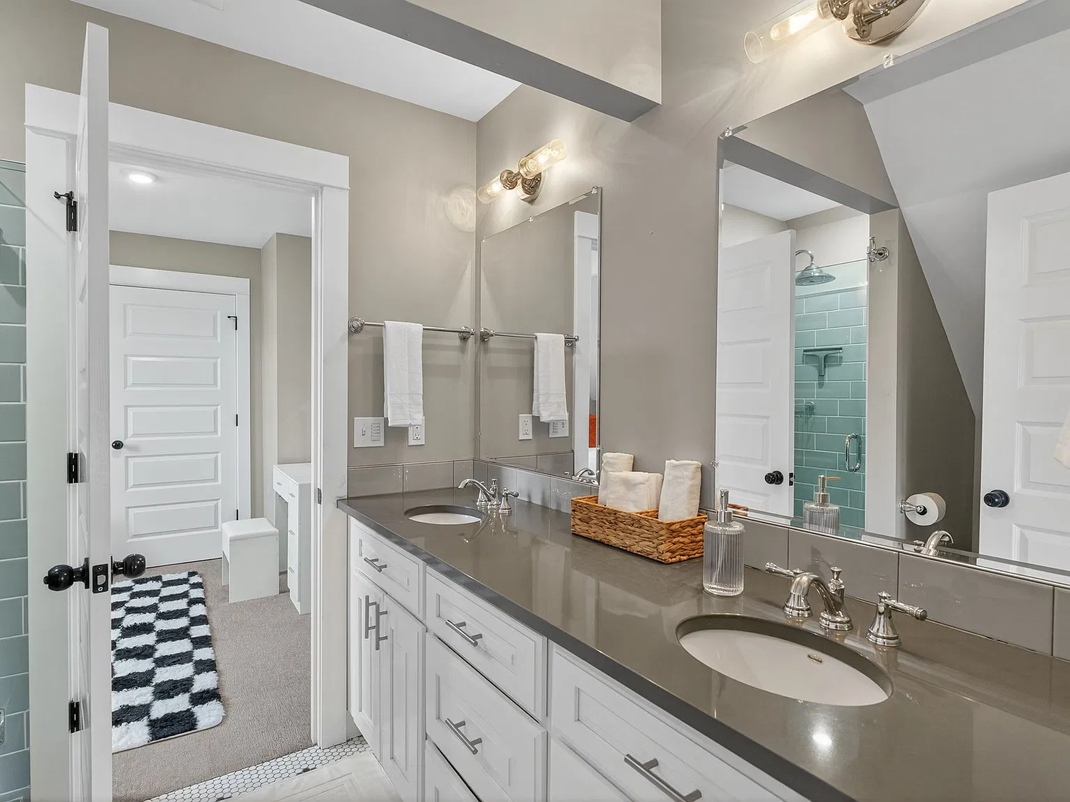 4 bed, 2500 sqft, $4,900 — Photo 4
