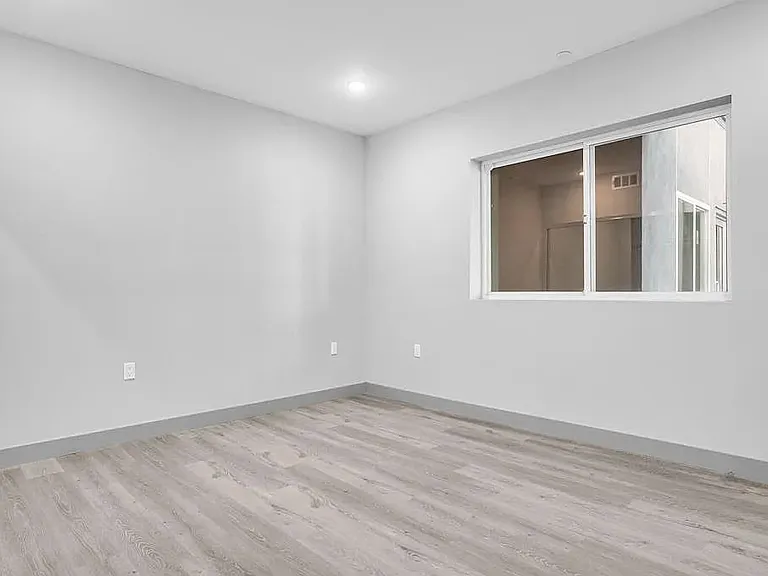 7040 Woodman Ave #207 — Photo 8