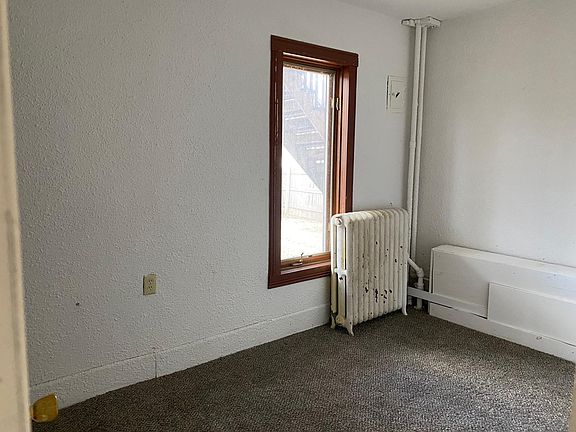 3rd image of 991 Beech St #1