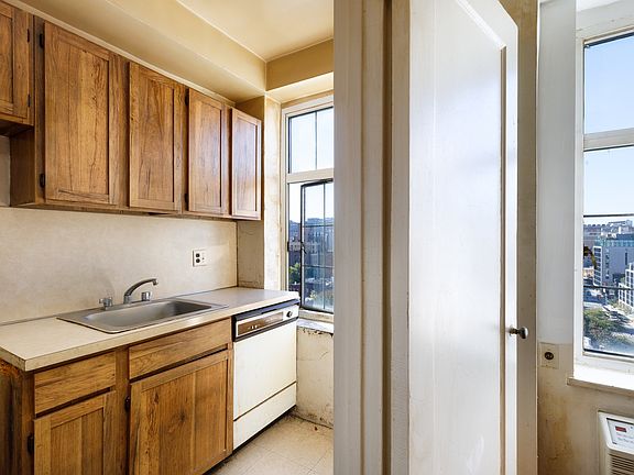 3rd image of 465 W 23rd St APT 14E