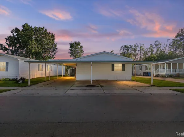 324 Fox Chase Blvd, Grand Blanc, MI 48439