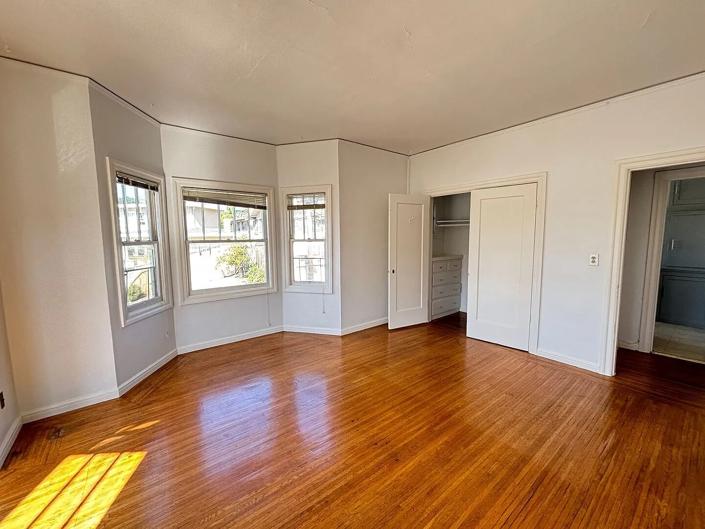 Spacious one bedroom in quiet location, easy parking! — Photo 2